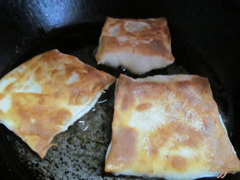 Фото приготовление рецепта: Сырная закуска на сковороде за 15 минут шаг №5
