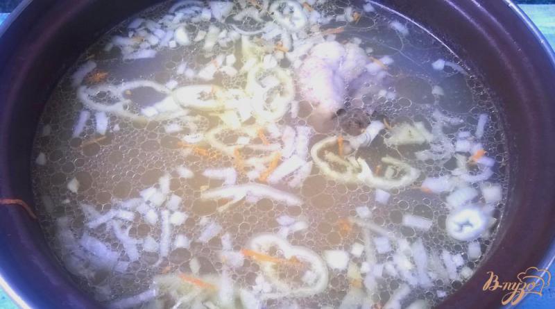 Фото приготовление рецепта: Куриный суп с фунчозой шаг №4