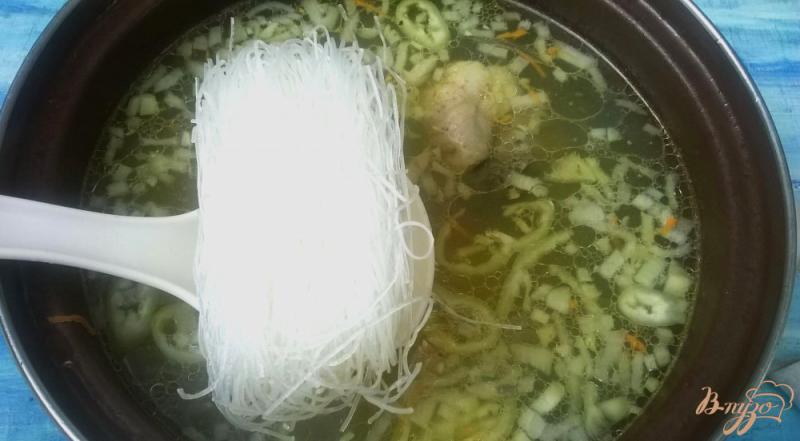Фото приготовление рецепта: Куриный суп с фунчозой шаг №5