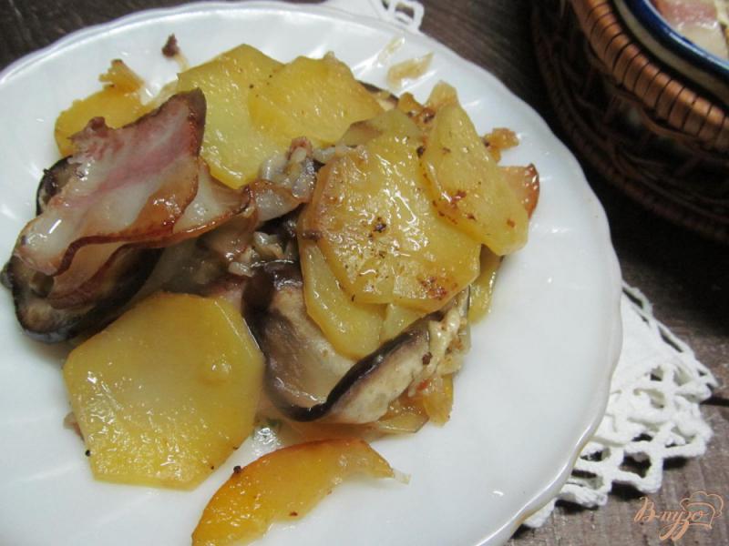 Фото приготовление рецепта: Запеченный картофель с беконом и баклажаном шаг №8