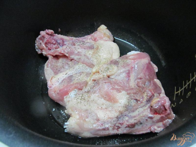 Фото приготовление рецепта: Куриные бедра с горошком шаг №1