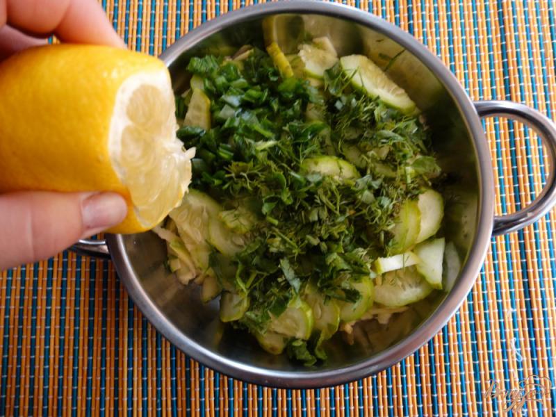 Фото приготовление рецепта: Огуречно - кабачковый салат с яйцом шаг №4