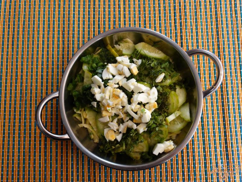 Фото приготовление рецепта: Огуречно - кабачковый салат с яйцом шаг №6