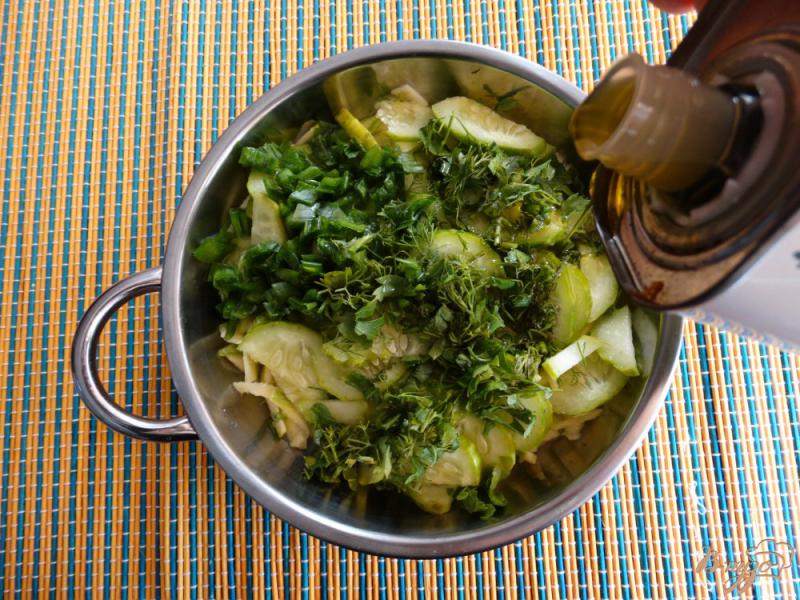 Фото приготовление рецепта: Огуречно - кабачковый салат с яйцом шаг №5