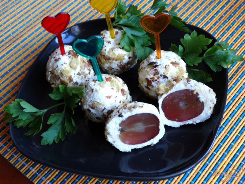 Фото приготовление рецепта: Творожные шарики с виноградом шаг №9
