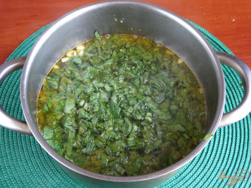 Фото приготовление рецепта: Зеленый борщ с говяжьими фрикадельками шаг №7
