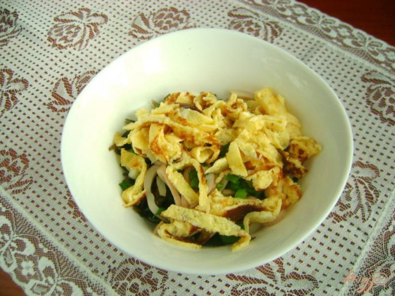 Фото приготовление рецепта: Салат с морской капустой кальмарами и омлетом шаг №7