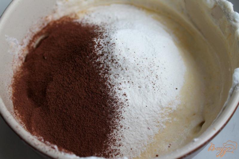 Фото приготовление рецепта: Бисквитное печенье с какао и прослойкой клубничного смузи шаг №6