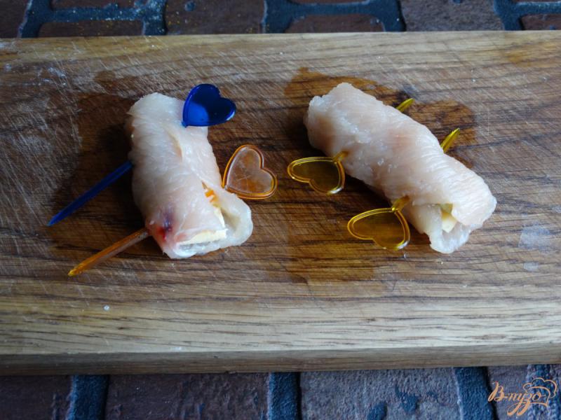 Фото приготовление рецепта: Куриные рулетики с брокколи и сыром на пару шаг №4