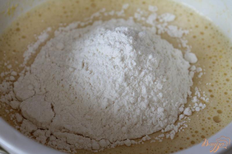Фото приготовление рецепта: Абрикосовый пирог на кукурузной муке шаг №4