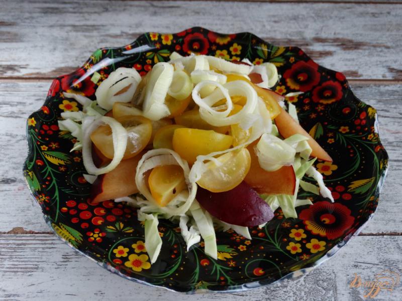 Фото приготовление рецепта: Салат с молодой капустой и сливами шаг №4