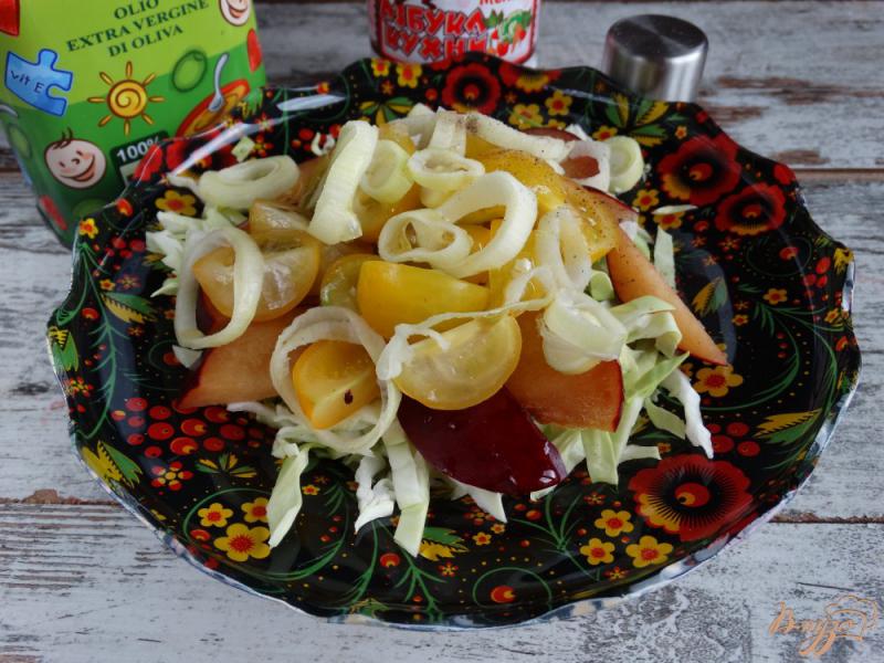 Фото приготовление рецепта: Салат с молодой капустой и сливами шаг №5