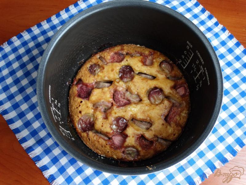 Фото приготовление рецепта: Быстрый пирог с ягодами и фруктами шаг №8