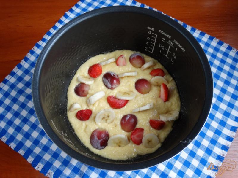 Фото приготовление рецепта: Быстрый пирог с ягодами и фруктами шаг №7