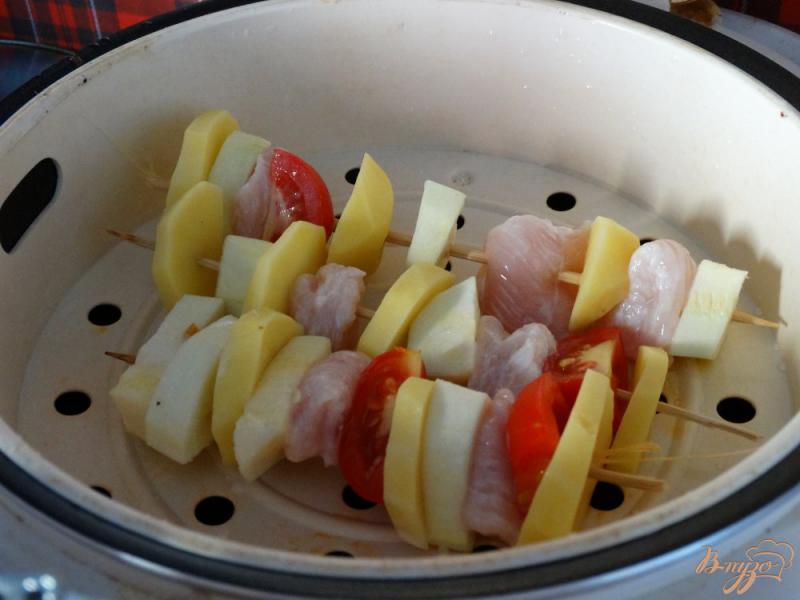 Фото приготовление рецепта: Куриные шашлычки с овощами на пару шаг №5