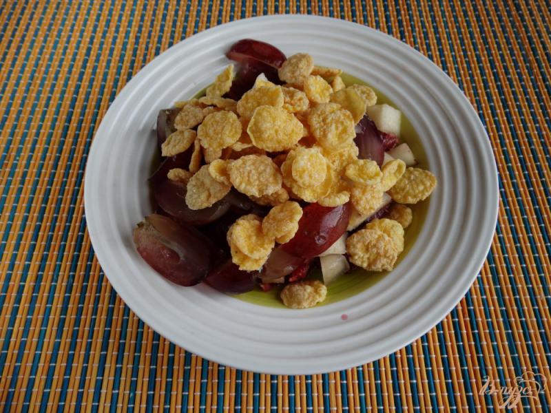 Фото приготовление рецепта: Фруктовый салат в половинках апельсина шаг №4