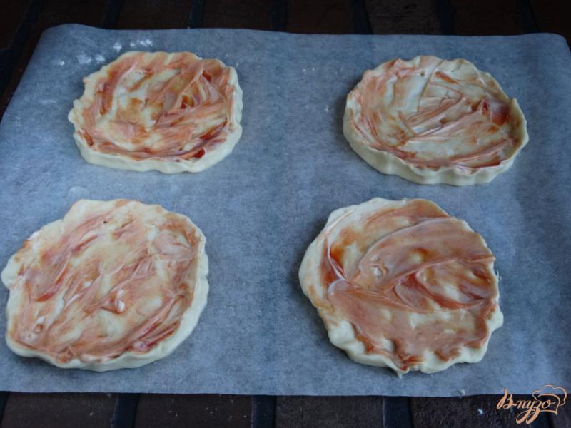 Фото приготовление рецепта: Пицетта с кальмарами сыром и маслинами шаг №3