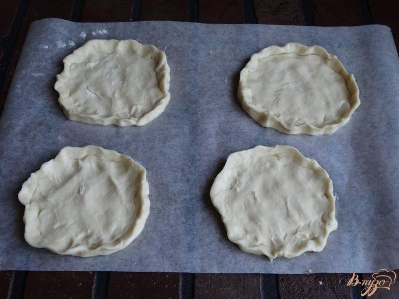 Фото приготовление рецепта: Пицетта с кальмарами сыром и маслинами шаг №2
