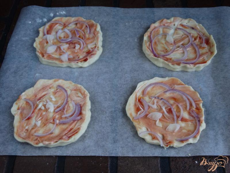 Фото приготовление рецепта: Пицетта с кальмарами сыром и маслинами шаг №4