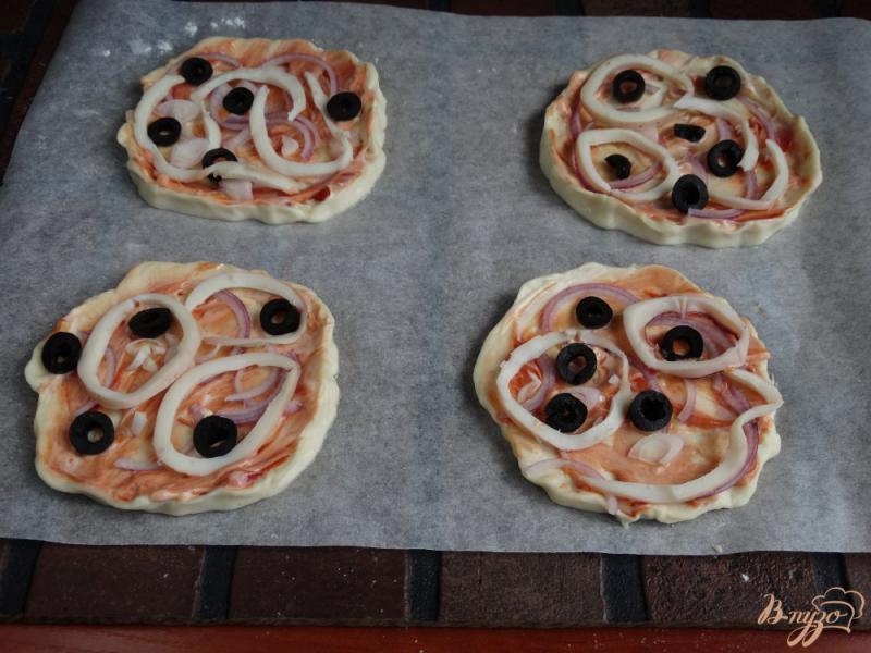 Фото приготовление рецепта: Пицетта с кальмарами сыром и маслинами шаг №6