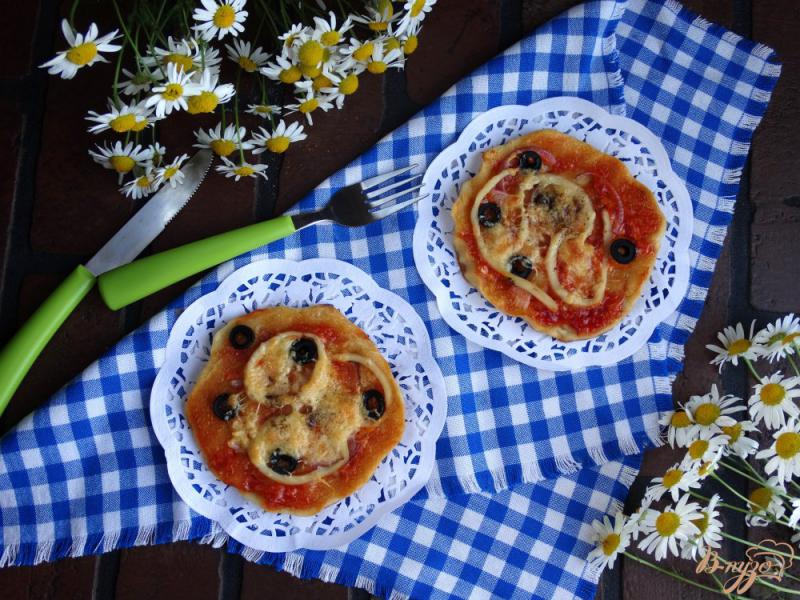 Фото приготовление рецепта: Пицетта с кальмарами сыром и маслинами шаг №8