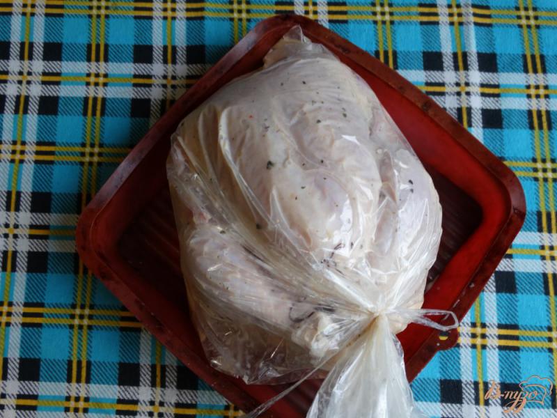 Фото приготовление рецепта: Курица в кефирно-пряном маринаде шаг №8
