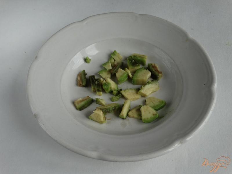 Фото приготовление рецепта: Салат с сельдью и авокадо шаг №1