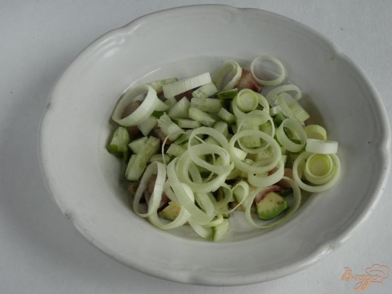 Фото приготовление рецепта: Салат с сельдью и авокадо шаг №4