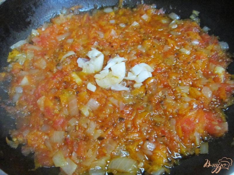 Фото приготовление рецепта: Болгарский перец в овощах шаг №5