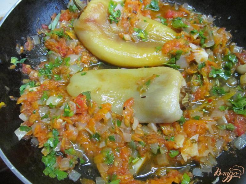 Фото приготовление рецепта: Болгарский перец в овощах шаг №7