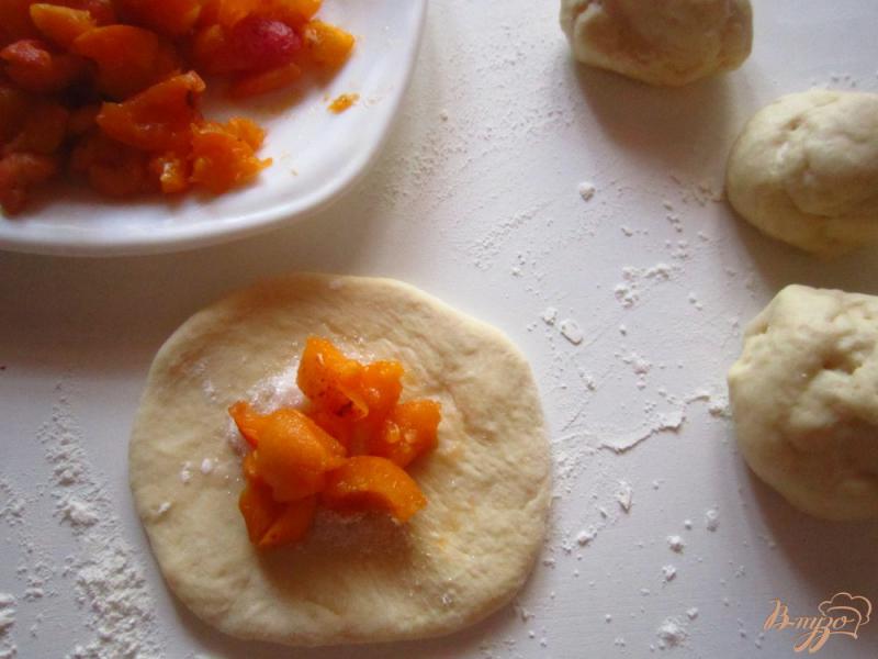 Фото приготовление рецепта: Булочки с абрикосами шаг №6