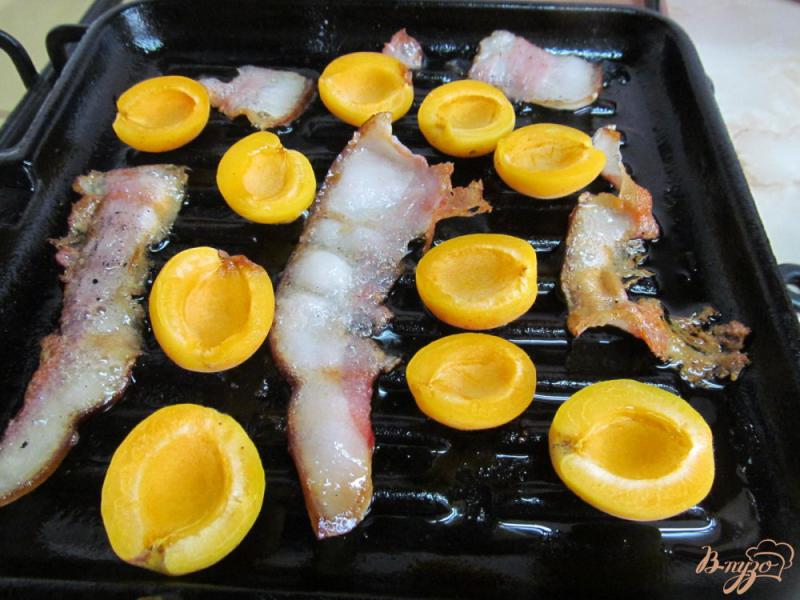 Фото приготовление рецепта: Салат с абрикосом щавелем и ростками пшеницы шаг №3