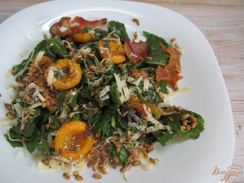 Фото приготовление рецепта: Салат с абрикосом щавелем и ростками пшеницы шаг №7