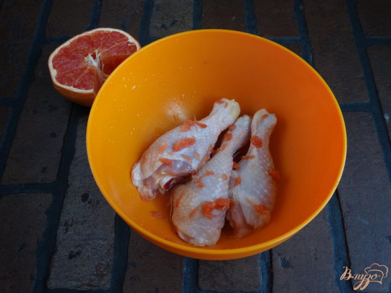 Фото приготовление рецепта: Куриные голени в грейпфрутово-мятном маринаде шаг №2