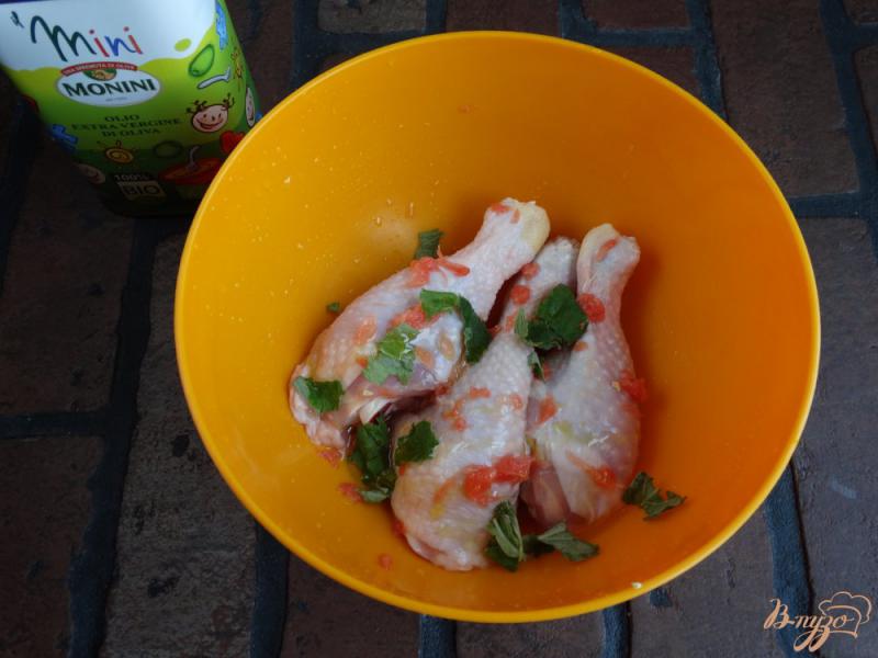 Фото приготовление рецепта: Куриные голени в грейпфрутово-мятном маринаде шаг №4