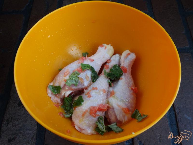 Фото приготовление рецепта: Куриные голени в грейпфрутово-мятном маринаде шаг №5