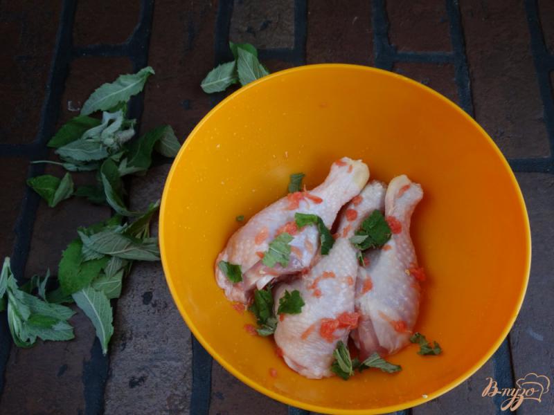Фото приготовление рецепта: Куриные голени в грейпфрутово-мятном маринаде шаг №3