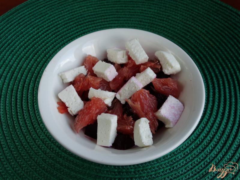 Фото приготовление рецепта: Салат со свеклой грейпфрутом и мятой шаг №3