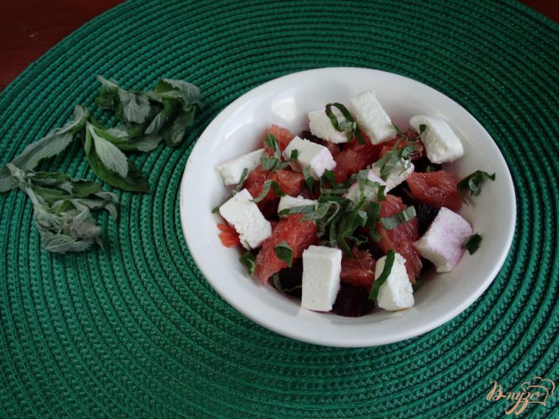 Фото приготовление рецепта: Салат со свеклой грейпфрутом и мятой шаг №4