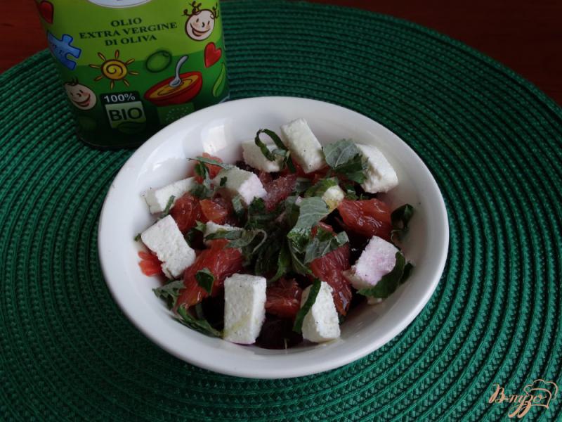 Фото приготовление рецепта: Салат со свеклой грейпфрутом и мятой шаг №6