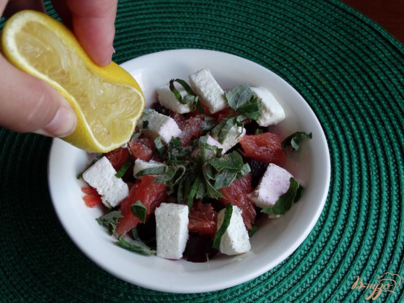 Фото приготовление рецепта: Салат со свеклой грейпфрутом и мятой шаг №5