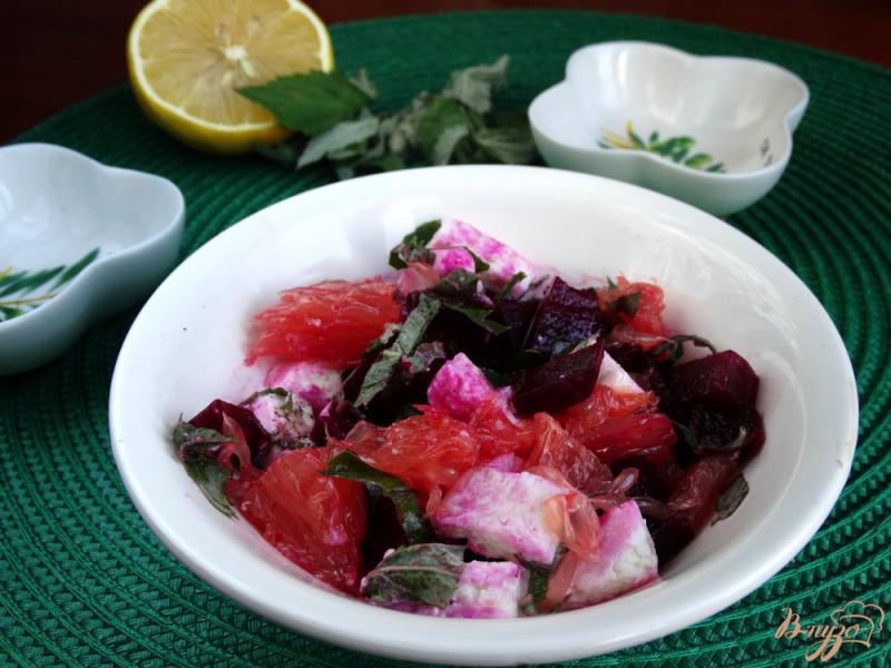 Фото приготовление рецепта: Салат со свеклой грейпфрутом и мятой шаг №7