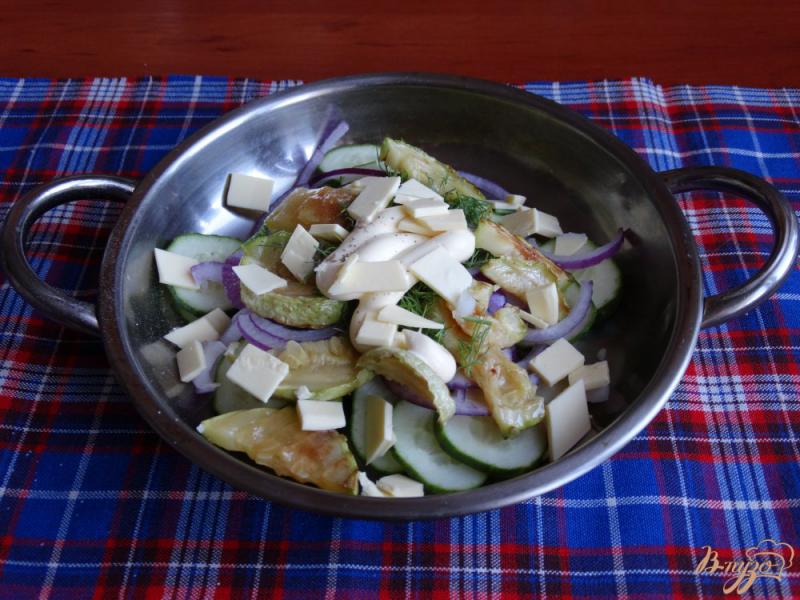 Фото приготовление рецепта: Салат с жареными кабачками овощами и сыром шаг №6