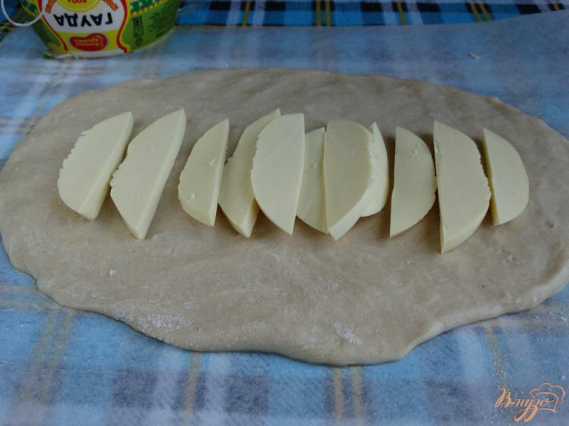 Фото приготовление рецепта: Пирог-плетенка с вишней и сыром шаг №3