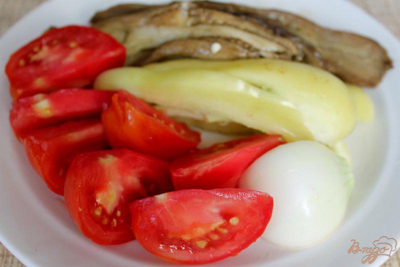 Фото приготовление рецепта: Икра из печеных баклажанов и помидоров шаг №2