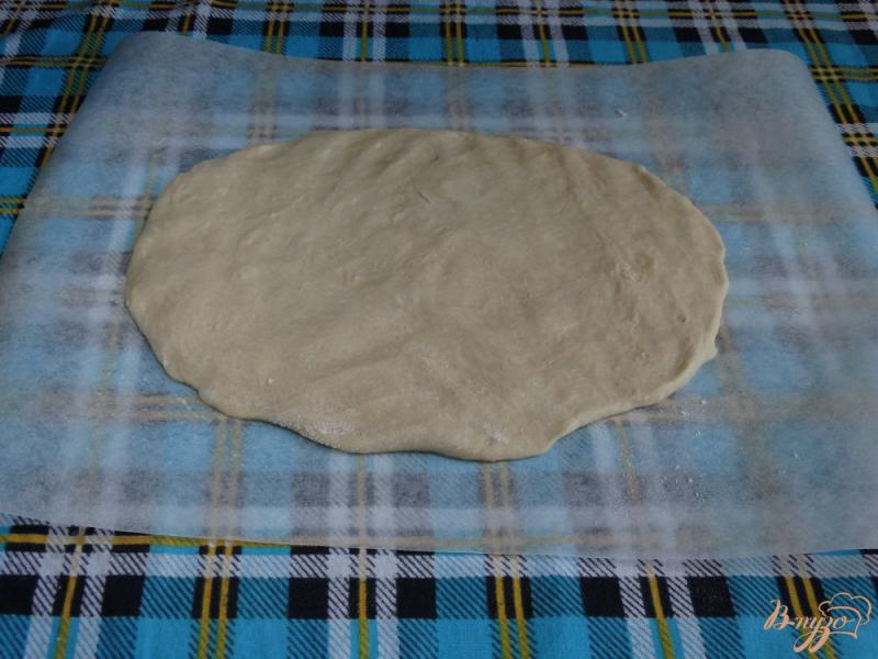Фото приготовление рецепта: Пирог-плетенка с вишней и сыром шаг №2