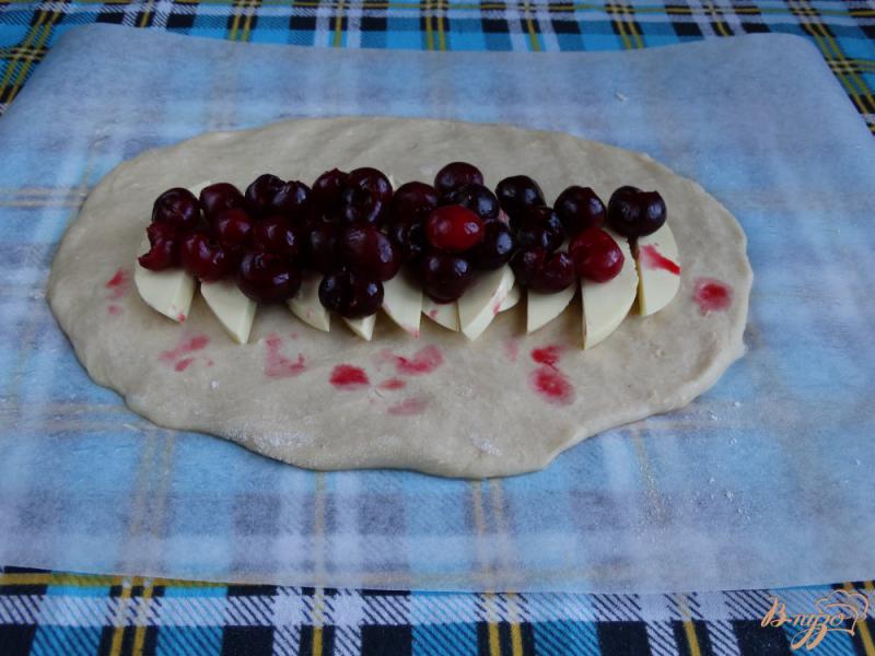 Фото приготовление рецепта: Пирог-плетенка с вишней и сыром шаг №4