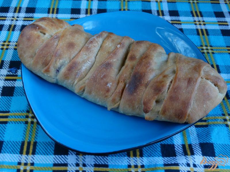 Фото приготовление рецепта: Пирог-плетенка с вишней и сыром шаг №8