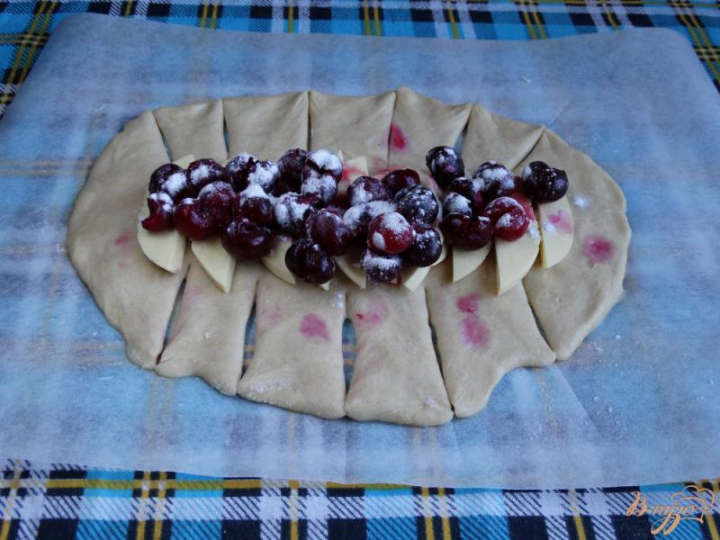 Фото приготовление рецепта: Пирог-плетенка с вишней и сыром шаг №6