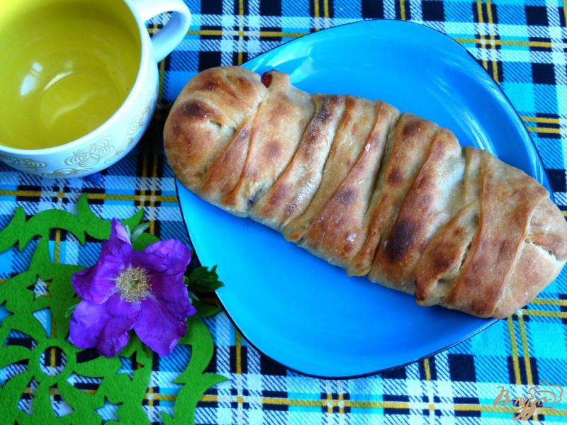 Фото приготовление рецепта: Пирог-плетенка с вишней и сыром шаг №9